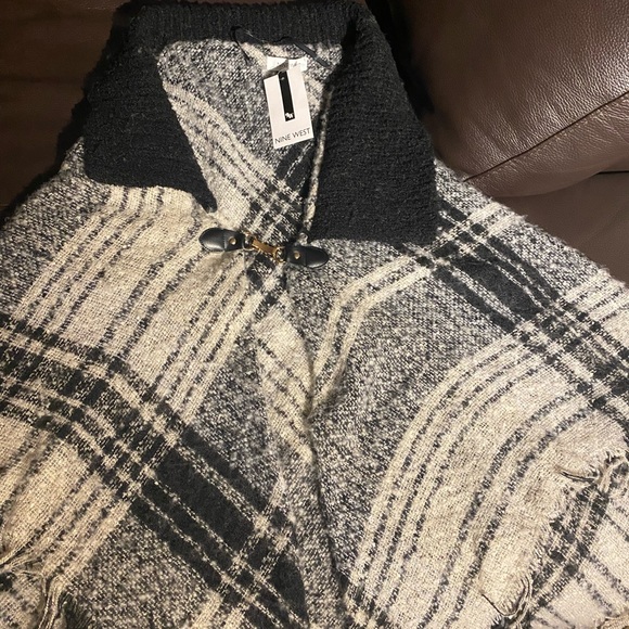 Nine West shawl with clasp, new with tags - Picture 3 of 4